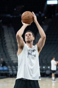 Spurs’ Zach Collins To Undergo Shoulder Surgery