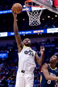 Oscar Tshiebwe Re-Signs With Jazz On Two-Way Deal